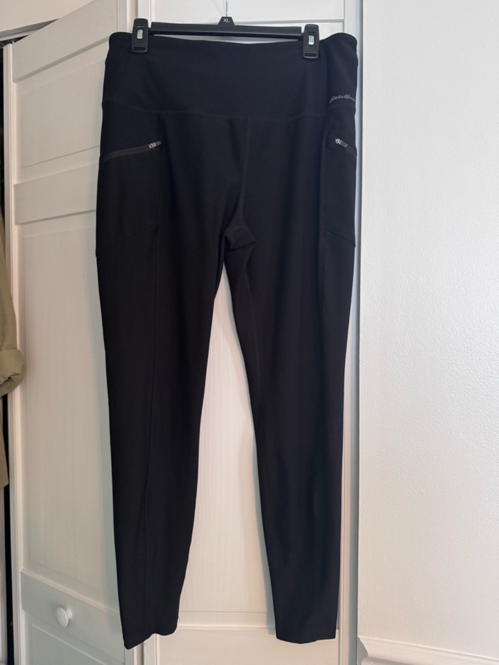 Eddie Bauer Black High-Waist Athletic Leggings with Side Zip Pockets